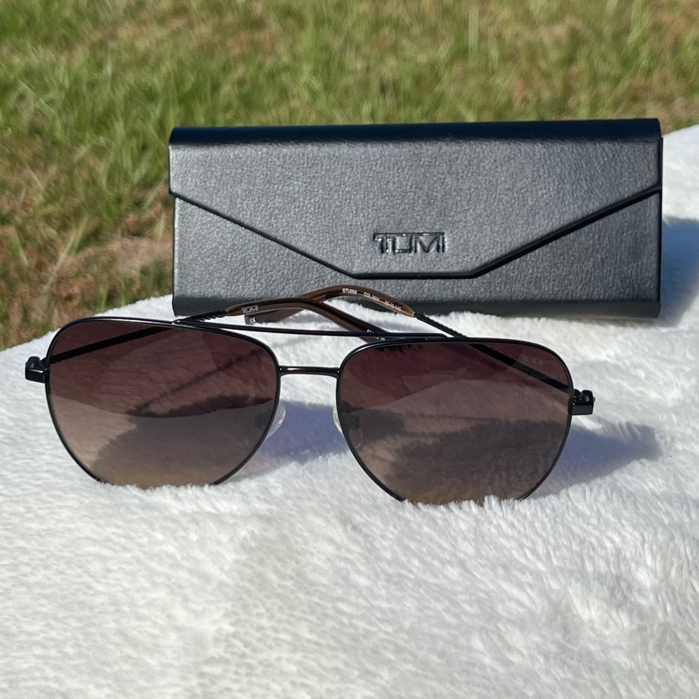 NWT Tumi Black Aviator Sunglasses with Case